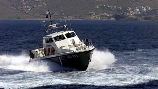 Σαντορίνη: Προσπάθεια αποκόλλησης του φορτηγού πλοίου «Νέαρχος»