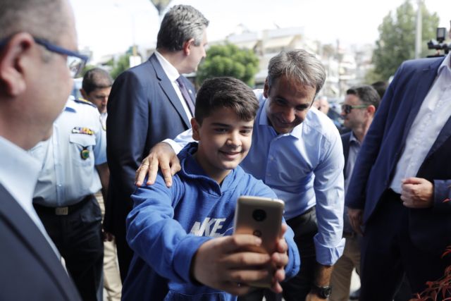 Βόλτα, selfies και συζητήσεις Μητσοτάκη με τον κόσμο