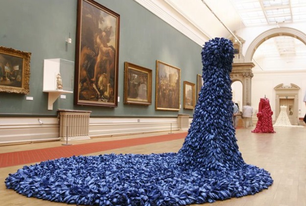 Η Σούζι ΜακΜάρεϊ φτιάνει φορέματα με τα πιο περίεργα υλικά