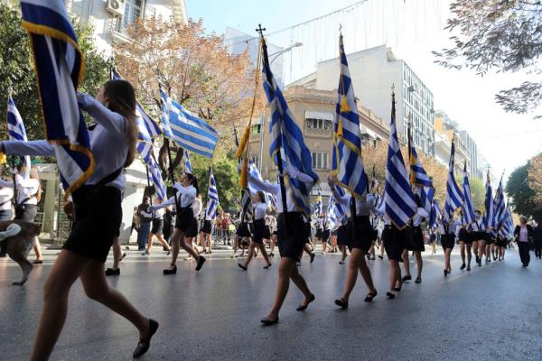 Σε εξέλιξη η μαθητική παρέλαση στην Αθήνα