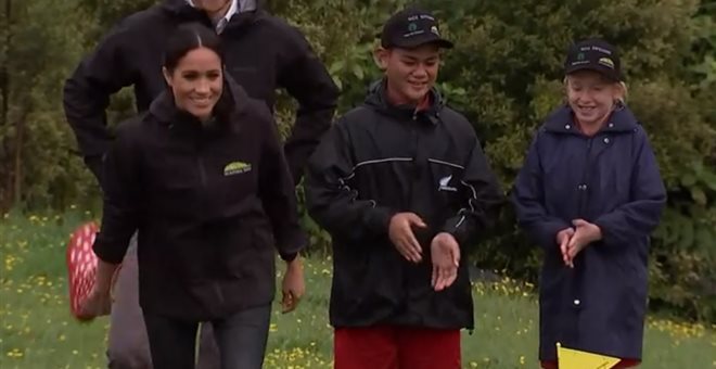 Το πριγκιπικό ζευγάρι «πετάει»… γαλότσες παίζοντας welly wanging