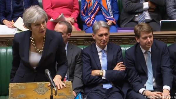 Ένα ακόμη εσωκομματικό εμπόδιο ξεπερνά η Τ. Μέι