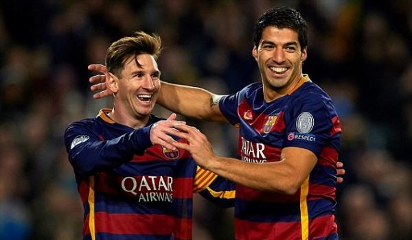 Παρέα πίνοντας κρασί Μέσι και Σουάρες