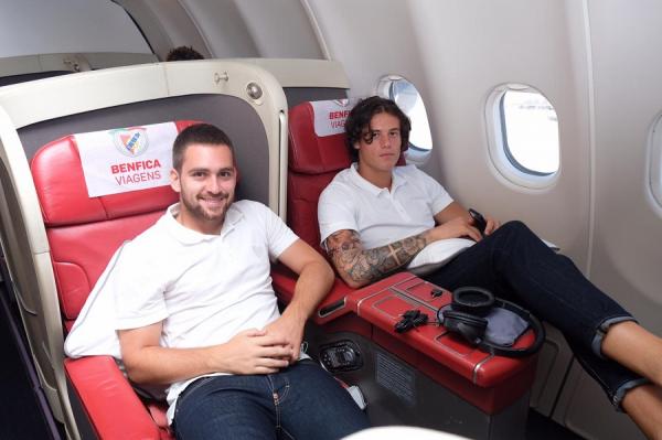 To ταξίδι και η άφιξη της Μπενφίκα στην Ελλάδα (pics & vid)