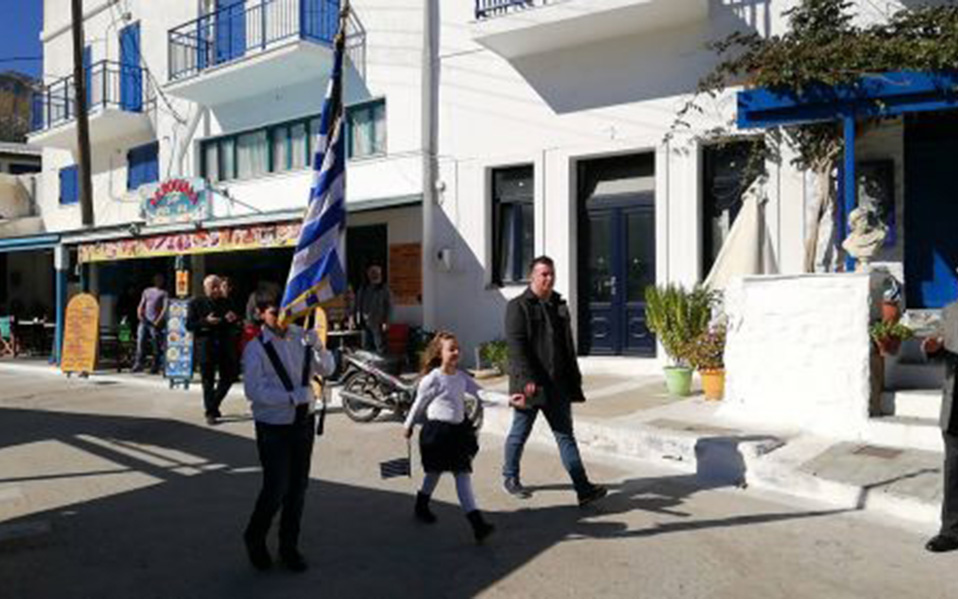 Παρέλαση για δύο μικρούς μαθητές στον Απόλλωνα Νάξου
