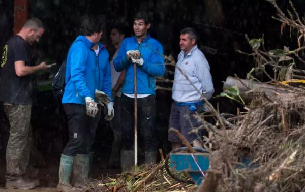 O Ναδάλ έβαλε γαλότσες και καθάρισε πλημμυρισμένο αθλητικό κέντρο