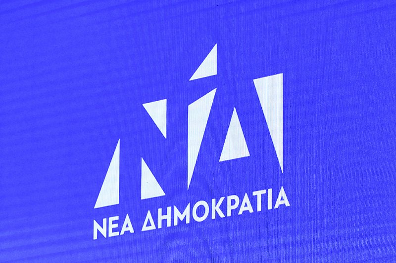 Η ελληνική σημαία στο σήμα της Νέας Δημοκρατίας για την 28η Οκτωβρίου