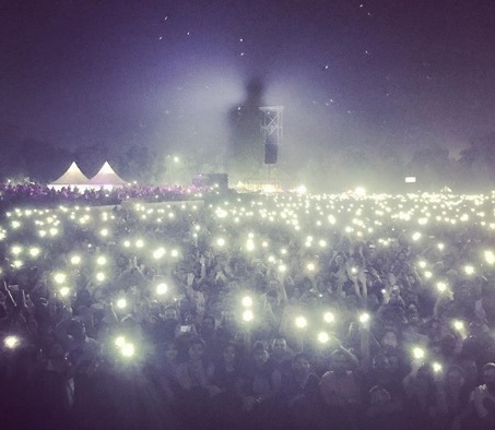 Θαυμαστές του Μπράιαν Άνταμς είδαν μόνο την… σκιά του σε συναυλία