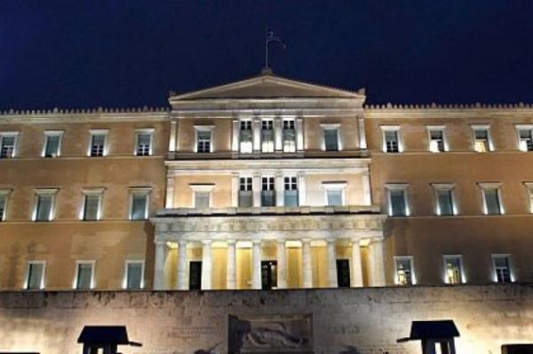 Εισβολή μεθυσμένου οδηγού με το ΙΧ του στο προαύλιο της Βουλής