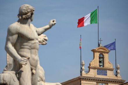 Δεν υποχωρεί για προϋπολογισμό η Ρώμη, αλλά δεσμεύεται για το χρέος