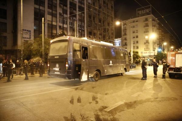Αυτόπτης μάρτυρας : Πετούσαν μολότοφ στο ΑΤ Ομόνοιας για τέσσερα λεπτά