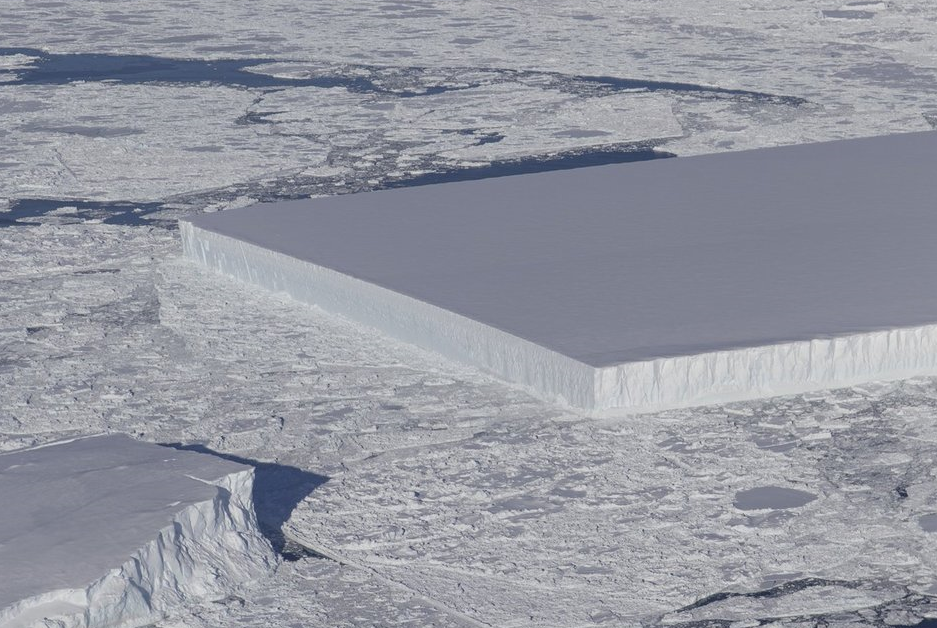 Εντυπωσιακή φωτογραφία από ασυνήθιστο γεωμετρικό παγόβουνο