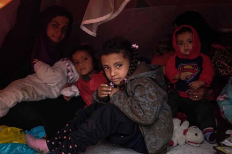 Guardian για τα προσφυγόπουλα στη Μόρια : «Βρήκαμε την κόλαση»