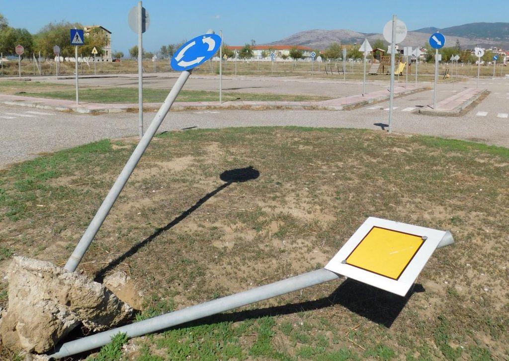Μεσολόγγι: Καταστροφές στο πάρκο κυκλοφοριακής αγωγής [εικόνες]
