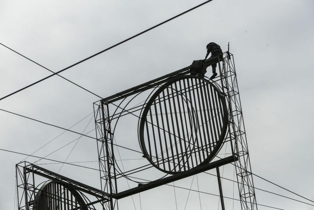 Άντρας απειλεί να αυτοκτονήσει στην Ομόνοια