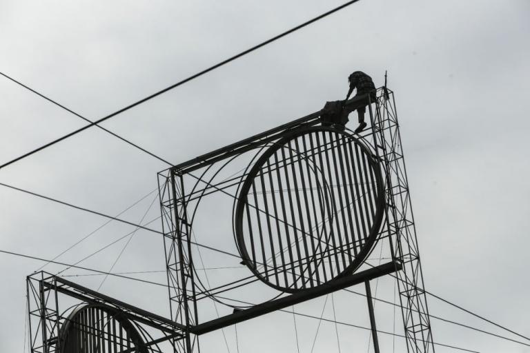 Άντρας απειλεί να αυτοκτονήσει στην Ομόνοια