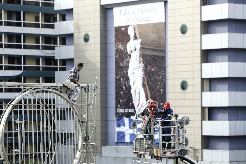 Λήξη συναγερμού στην Ομόνοια με άντρα που απειλούσε να αυτοκτονήσει