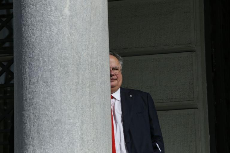 Ο Τσίπρας που «τέλειωσε» τον Κοτζιά για τα μυστικά κονδύλια τώρα τον αποκατέστησε