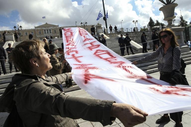 Διαμαρτυρία για τους πλειστηριασμούς στην μαθητική παρέλαση [εικόνες]