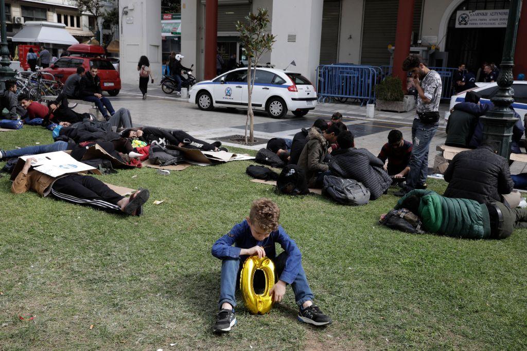 Για τέταρτη μέρα οι πρόσφυγες στην Πλατεία Αριστοτέλους