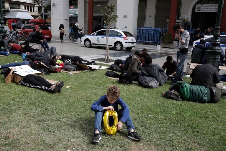 Για τέταρτη μέρα οι πρόσφυγες στην Πλατεία Αριστοτέλους