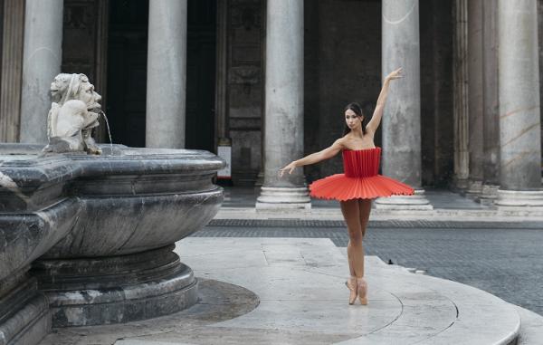 Μπαλαρίνες ποζάρουν με ρούχα από χαρτί