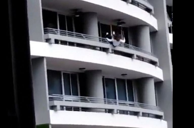 Έπεσε από τον 27ο όροφο ενώ προσπαθούσε να βγάλει selfie