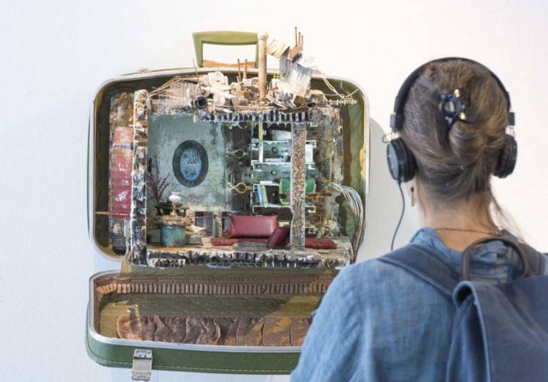 Εικόνες πολέμου και ιστορίες προσφύγων μέσα σε βαλίτσες