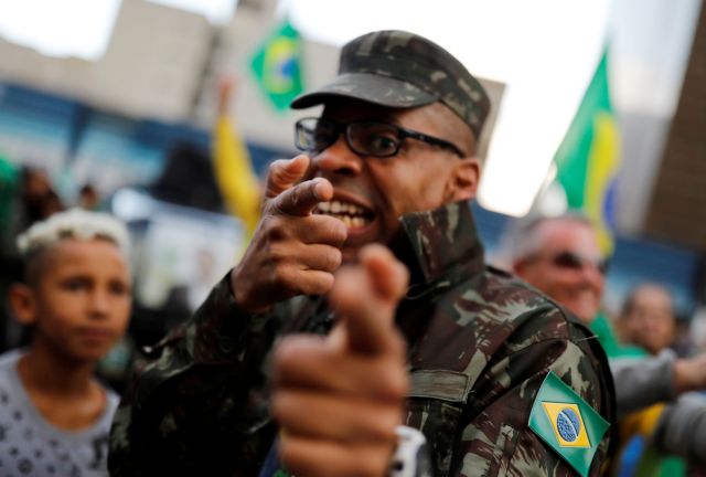 Τον ακροδεξιό Μπολσονάρου εξέλεξαν πρόεδρο στη Βραζιλία