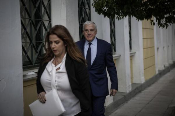 Papantoniou confidant says he received 2.5mn euros cash from ex-defence minister