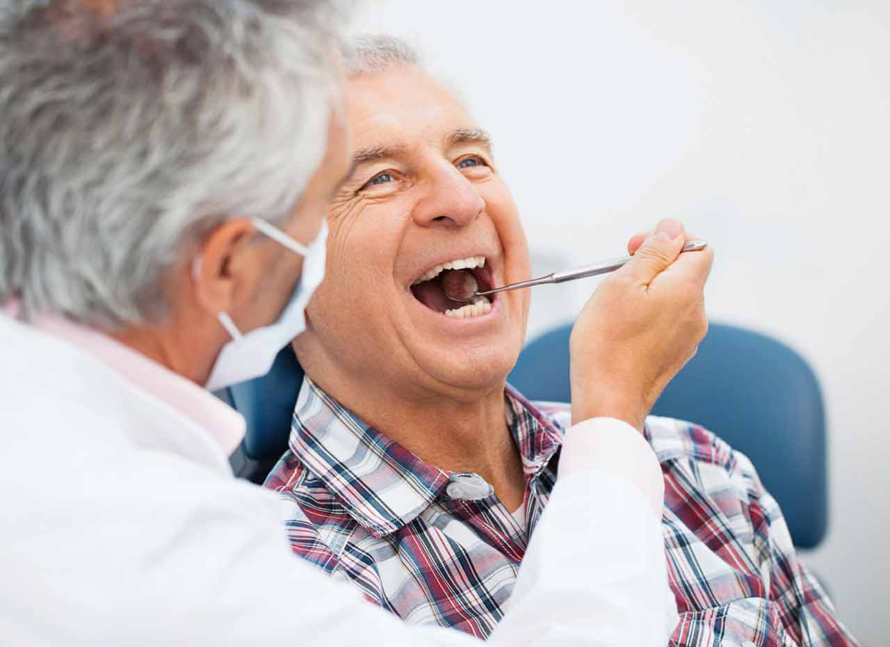 Ελάχιστοι ηλικιωμένοι βουρτσίζουν καθημερινά τα δόντια τους