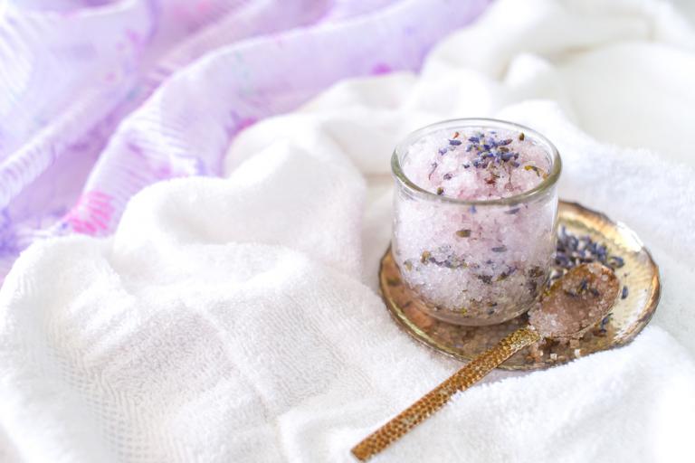 Απολεπιστικό σώματος με λεβάντα και λάδι καρύδας