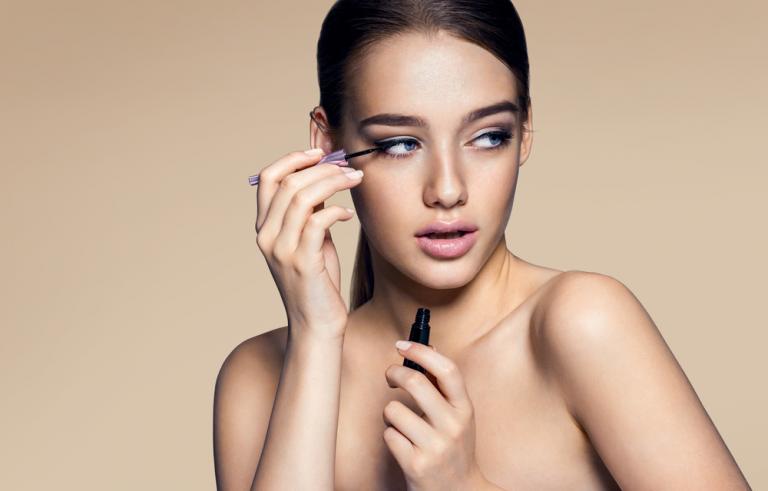 Η συνήθεια που χαλάει τη μάσκαρα