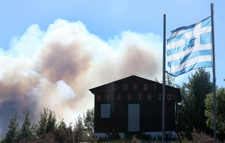Φωτιά Σιθωνία: Οι φλόγες φτάνουν σε οικισμούς - Πνιγμένη στον καπνό η Σάρτη