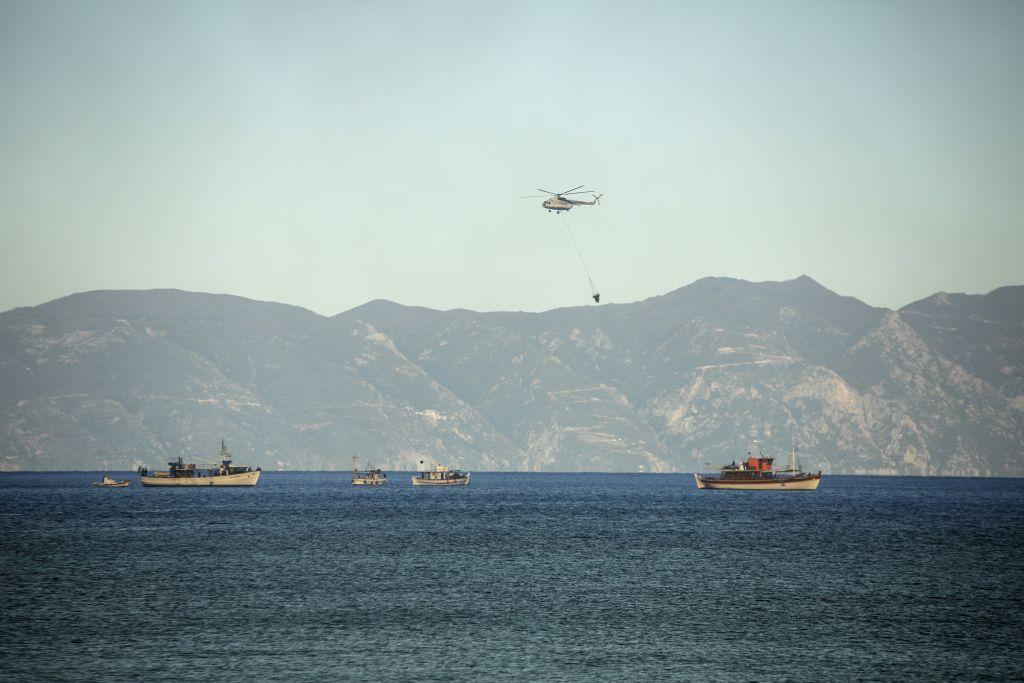 Σε ύφεση η πυρκαγιά στη Σιθωνία – Κλειστά τα σχολεία στη Σάρτη για προληπτικούς λόγους