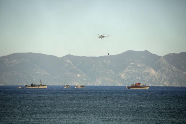 Σε ύφεση η πυρκαγιά στη Σιθωνία – Κλειστά τα σχολεία στη Σάρτη για προληπτικούς λόγους