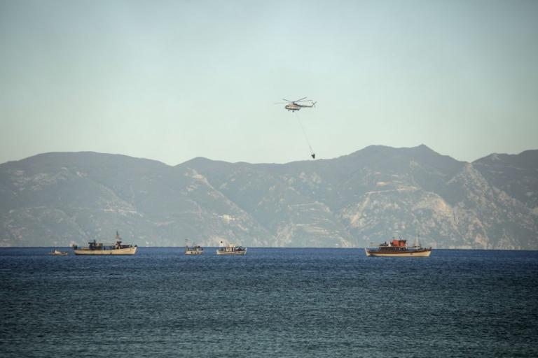 Σε ύφεση η πυρκαγιά στη Σιθωνία – Κλειστά τα σχολεία στη Σάρτη για προληπτικούς λόγους