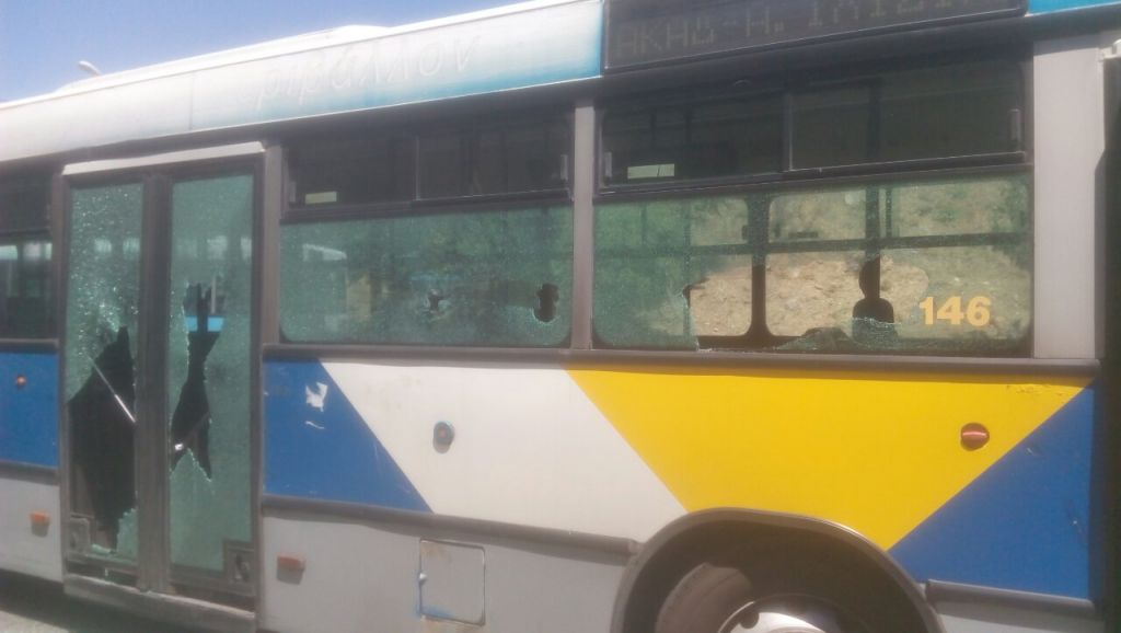 Επιθέσεις με πέτρες σε λεωφορεία του ΟΑΣΑ - Κίνδυνος για οδηγούς, επιβάτες