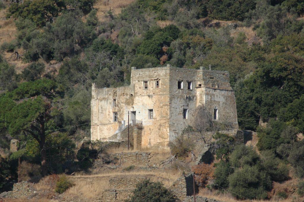 Άνδρος: Ο πύργος Μπίστη – Μουβελά δίνει τη δική του μάχη με το χρόνο