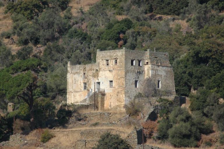 Άνδρος: Ο πύργος Μπίστη – Μουβελά δίνει τη δική του μάχη με το χρόνο