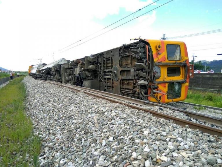 Ταϊβάν: Τουλάχιστον 17 άνθρωποι σκοτώθηκαν από εκροχιασμό τρένου
