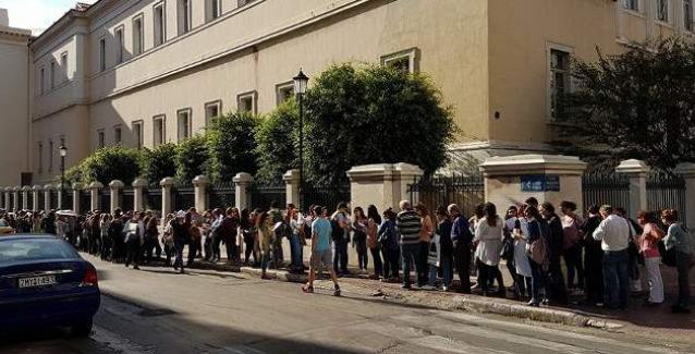 Για μια θέση στην πλατεία