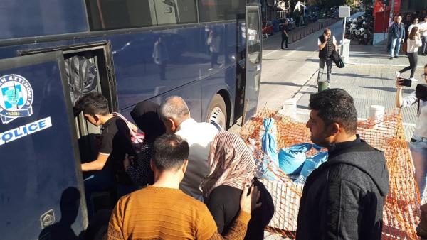 Αποχώρησαν τελικά οι πρόσφυγες από την πλατεία Αριστοτέλους