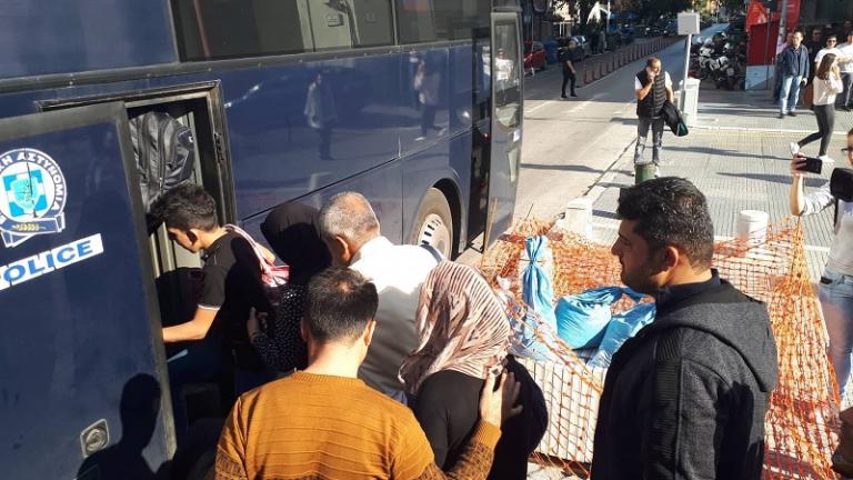 Αποχώρησαν τελικά οι πρόσφυγες από την πλατεία Αριστοτέλους