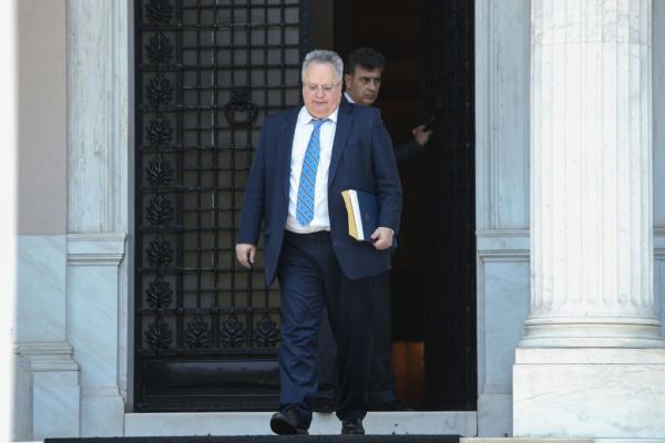 Σε κατάσταση αποσύνθεσης: Μαξίμου κατά Κοτζιά για τις «διαρροές» περί παραίτησης