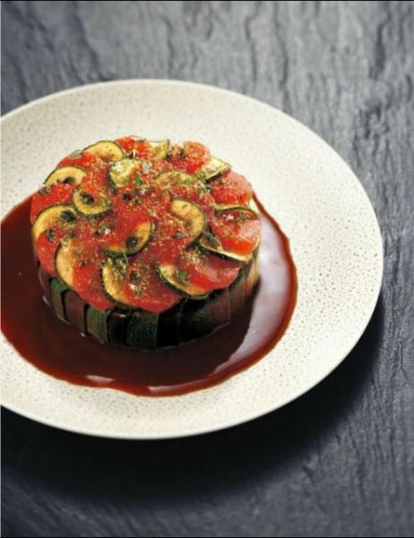 Μικρές «τούρτες» με αρνί, μελιτζάνες, κολοκύθια και ντομάτες