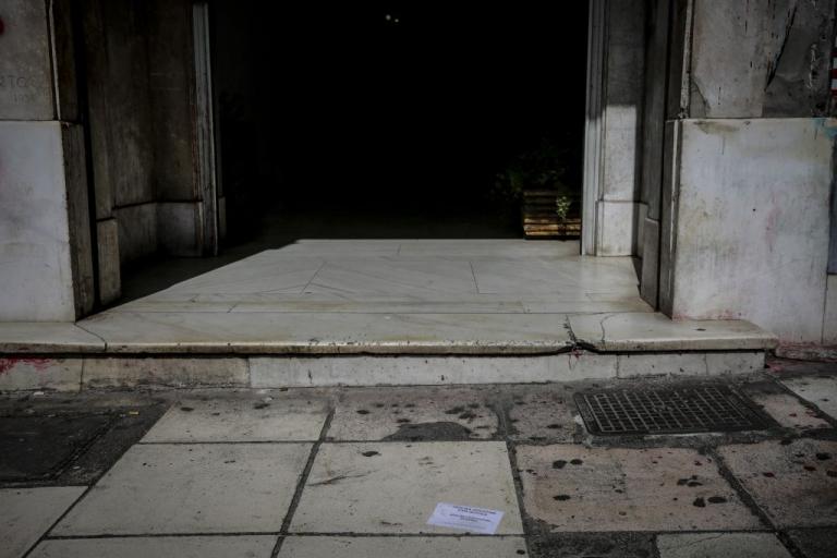 «Παρέμβαση» αντιεξουσιαστών έξω από την ΔΟΥ Βύρωνα