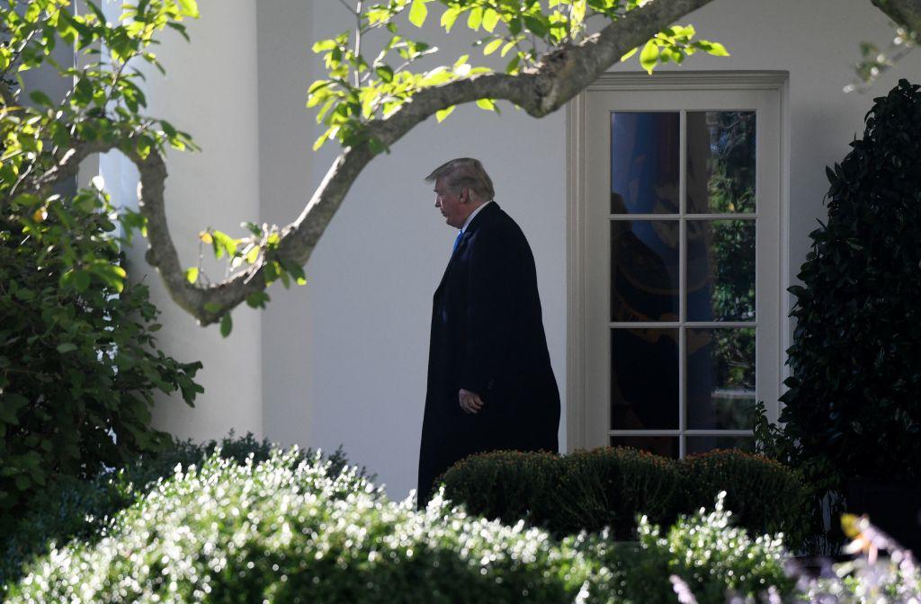 O Τραμπ δεν εμπιστεύεται κανέναν στον Λευκό Οίκο