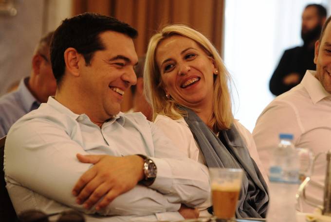 Τα… μνημονιακά σκουπίδια «πνίγουν» τη Ρένα Δούρου που αποφασίζει και διατάζει