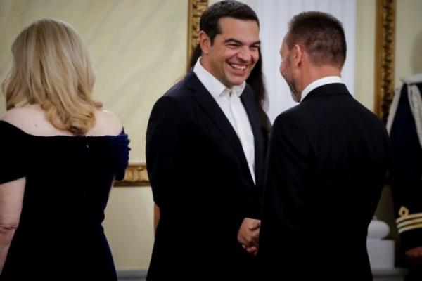 Οταν ο Τσίπρας χαιρετά με θέρμη τον Στουρνάρα